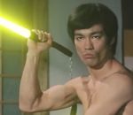 sabre Bruce Lee se bat avec son nunchaku-sabre laser