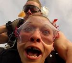 perdre Une femme perd son dentier pendant un saut en parachute