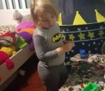 jouer Une maman fait peur à son enfant dans sa chambre