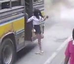 femme chute faceplant Descendre d'un bus en marche (Thaïlande)