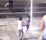enfant chute Enfant vs Jet d'eau
