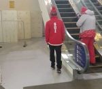 rambarde Le skieur Fabian Bösch prend un escalator (PyeongChang 2018)
