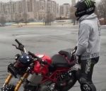 gel moto Moto à pneus cloutés sur un fleuve gelé (Kiev)