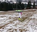 telesiege Une skieuse prend le télésiège d'une drôle de façon