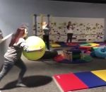 ballon gymnastique Deux filles se rentrent dedans avec un ballon de gym