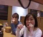 restaurant client japon Caméra sur le tapis roulant d'un Kaitenzushi