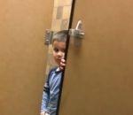 box Un enfant se promène dans les toilettes d'un restaurant