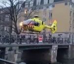 amsterdam Un hélicoptère se pose sur un pont à Amsterdam