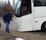 fail coince touriste Autocar dans un virage de montagne (Fail)