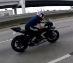 moto autoroute Un motard guidonne en roulant sur un nid de poule à 200 km/h