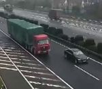 evitement camion Une voiture rate sa sortie et provoque un double accident (Chine)