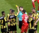 faute joueur Un arbitre de foot se prend un carton jaune (Pays-Bas)