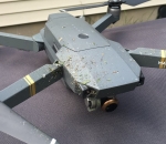 drone Un drone coupe un nid de guêpes en deux