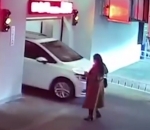 parking Une femme entre dans un parking automatique