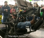 course Un joueur excité dans un simulateur en réalité virtuelle