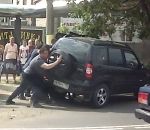 sauvetage passant coince Sauvetage d'un motard coincé sous une voiture