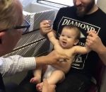 bebe Un pédiatre distrait un bébé pendant des piqûres