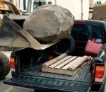 chargement Régis charge un rocher dans un pick-up