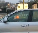 automobiliste dormir accident Réveiller un automobiliste endormi dans sa voiture (Fail)