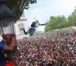 football supporter Un supporter dans un arbre saute dans foule (Paris) #cm2018