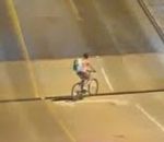 levant Un pont levant avale une cycliste