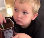 reaction enfant Un enfant goûte du cacao en poudre 100%