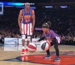 enfant basket Une petite fille fait le show avec les Harlem Globetrotters