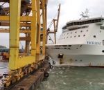 bateau port Un ferry fait basculer une grue (Espagne)