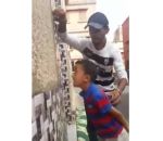 cogner enfant Blague du billet contre un mur