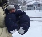 jeter Un papa jette son bébé dans neige