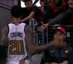 claque basket Le basketteur John Collins met une claque à un enfant