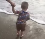 courir enfant Surprise sur la plage