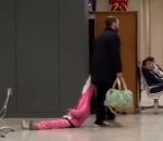 trainer Un papa traîne sa fille par la capuche 