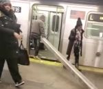 metro transport poutre Transporter une poutre dans le métro (New York)