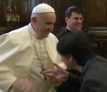 messe embrasser Le pape François ne laisse personne embrasser sa bague