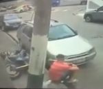 esquiver Un motard esquive la police