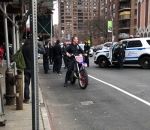 sol Un policier sur une motocross confisquée (New York)