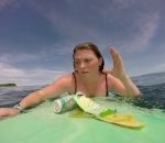 ocean Une surfeuse au milieu des déchets en plastique (Bali)
