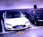 feu Une voiture Tesla garée dans un parking souterrain prend feu (Chine)