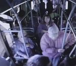 femme chute Elle pousse un homme de 74 ans hors du bus (Las Vegas)