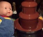 poupee Péter dans une fontaine en chocolat