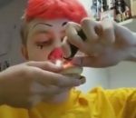 mcdonalds Ronald McDonald fume un hamburger (WTF)