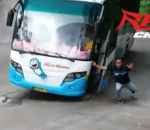 passager sauter Un homme saute d'un bus dont les freins ont laché