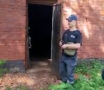 instructeur Un instructeur jette une grenade dans un local (Ukraine)