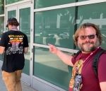 fan Jack Black rencontre un fan portant le t-shirt Tenacious D