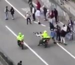 motard moto Policiers à moto vs Skaters (Colombie)