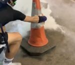 eau manifestation Des cône de chantier et de l'eau contre les grenades lacrymo (Hong-Kong)