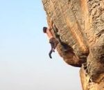grimpeur Escalade sans assurance à la force des bras