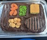 repas plateau Gâteau d'anniversaire pour son copain sorti de prison