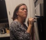 danse Une mère fait honte à sa fille dans la cuisine
